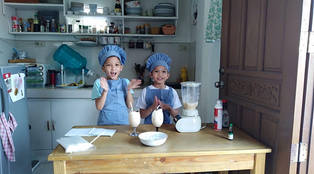 How to Make Easy Choco-Banana&nbsp;Milkshakes